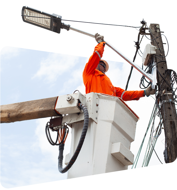 Iluminação pública, engenharia civil e energia solar em obra